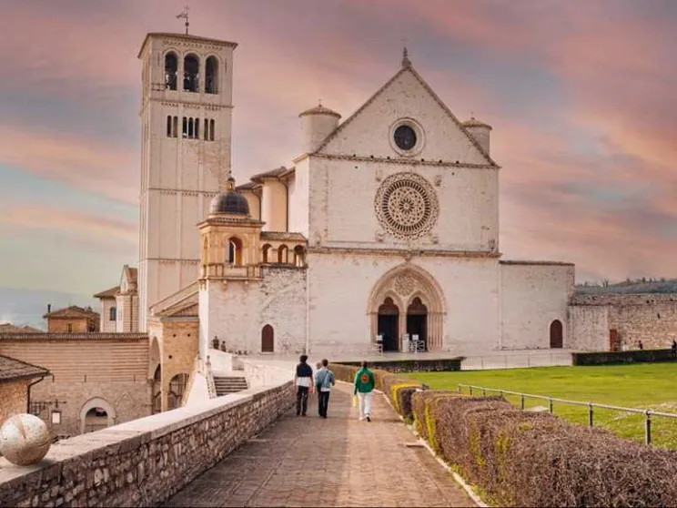 Assisi città aperta, qui le pietre “parlano”. Proprio a tutti