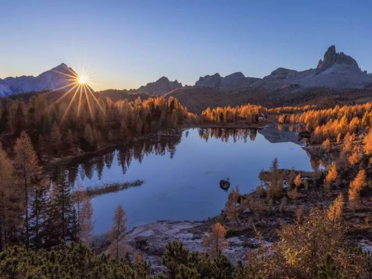 Il lago Federa e il fascino discreto delle Dolomiti d'autunno