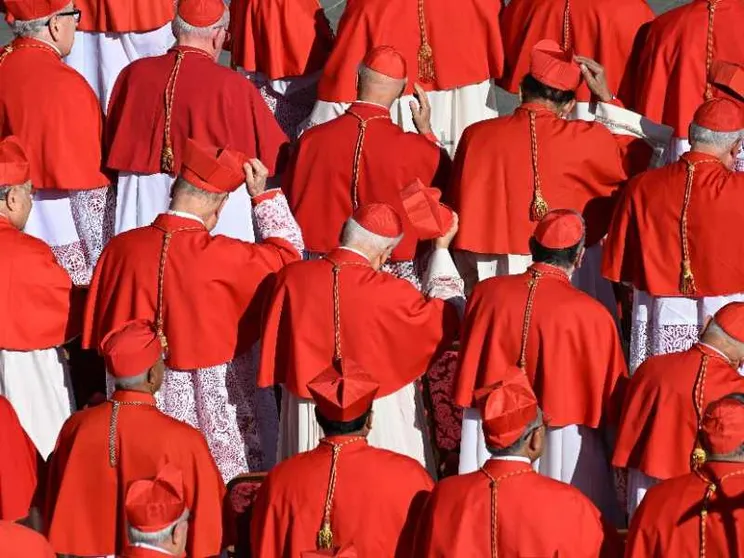 I cardinali? Mani unite e piedi nudi