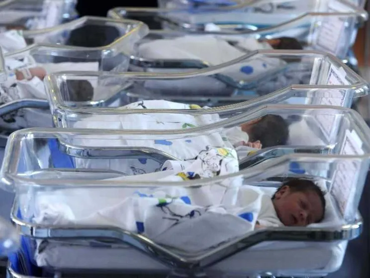 Non s'arresta il crollo delle nascite in Italia: nel 2023 sono state 379.890
