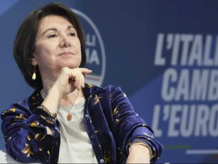 Scontro tra Roccella e i medici sulle «denunce dei casi sospetti»