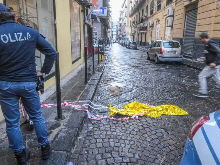 Uno studente di 15 anni è stato ucciso in una sparatoria a Napoli
