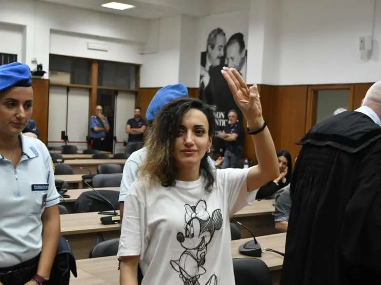 L'attivista curda iraniana scarcerata a Crotone. «Ho perso un anno di vita»