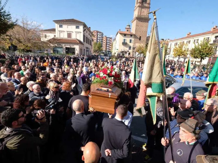 Lacrime e abbracci per Matilde Lorenzi. La sorella: «Buona discesa libera»