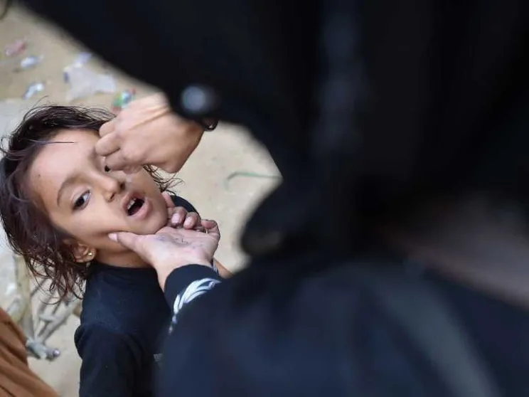 Bomba contro i vaccinatori anti polio, morti anche cinque bambini