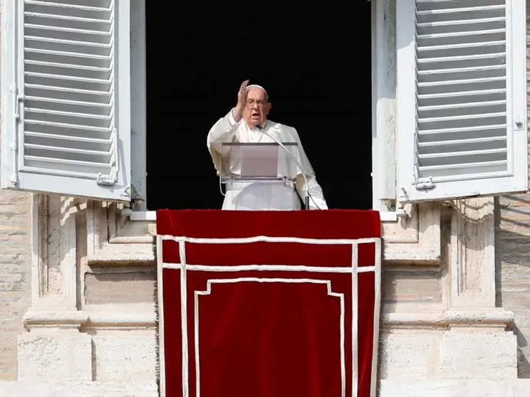 Il Papa all'Angelus: «La guerra è ignobile, è il trionfo della menzogna»