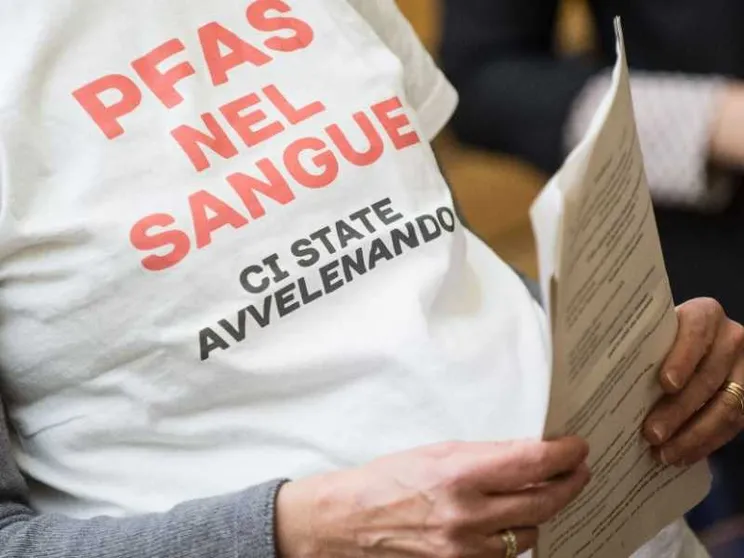 Dai giubbotti ai cartoni della pizza, anche l'Europa ora limita i Pfas