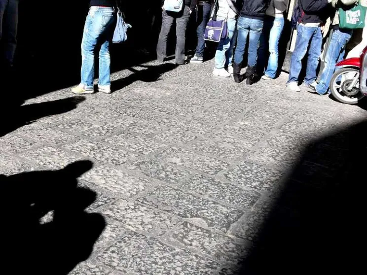Violenze senza fine: una 12enne accoltella il compagno di classe a Roma