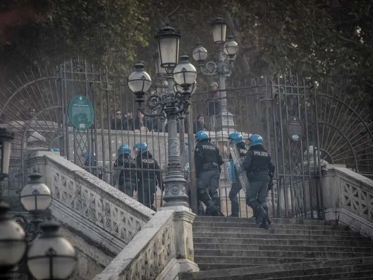 Antifascisti contro la polizia. Feriti tre agenti, picchiato un passante