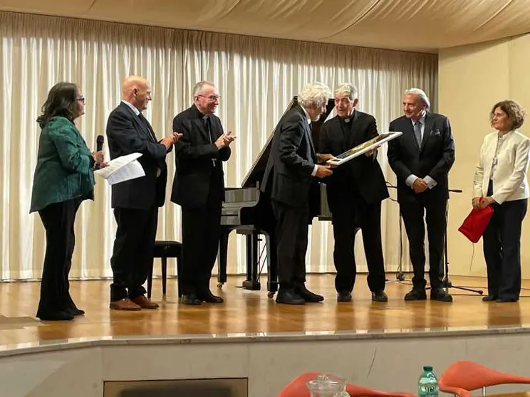 Il premio Cardinale Sivestrini per la pace a Nicola Piovani