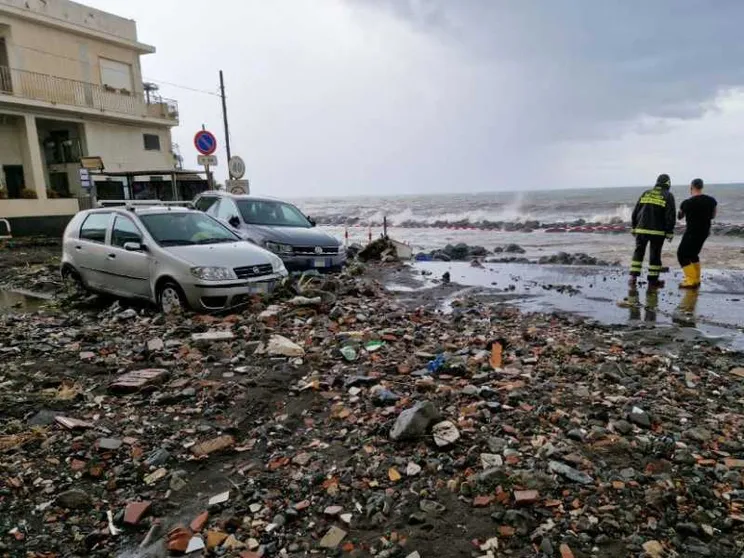 Auto trascinate e strade come fiumi: la Sicilia è finita sott'acqua