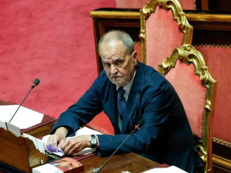 Calderoli alza i toni: «Ora correttivi, poi opposizioni tacciano». Ira Pd