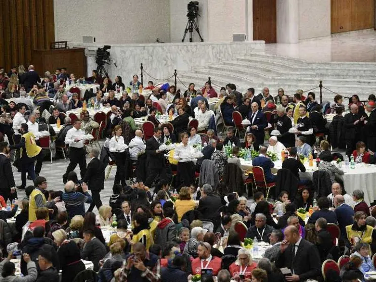 Giornata mondiale dei poveri: il Papa a pranzo con i bisognosi