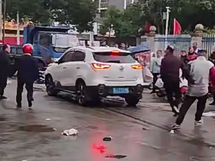 Auto investe alunni di una scuola. A una settimana dalla strage di Zhuhai