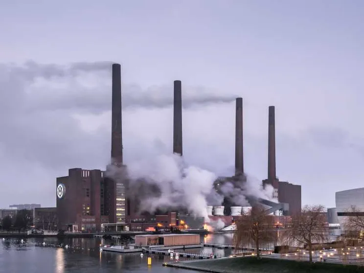 La preghiera (in fabbrica) per la salvezza di Volkswagen