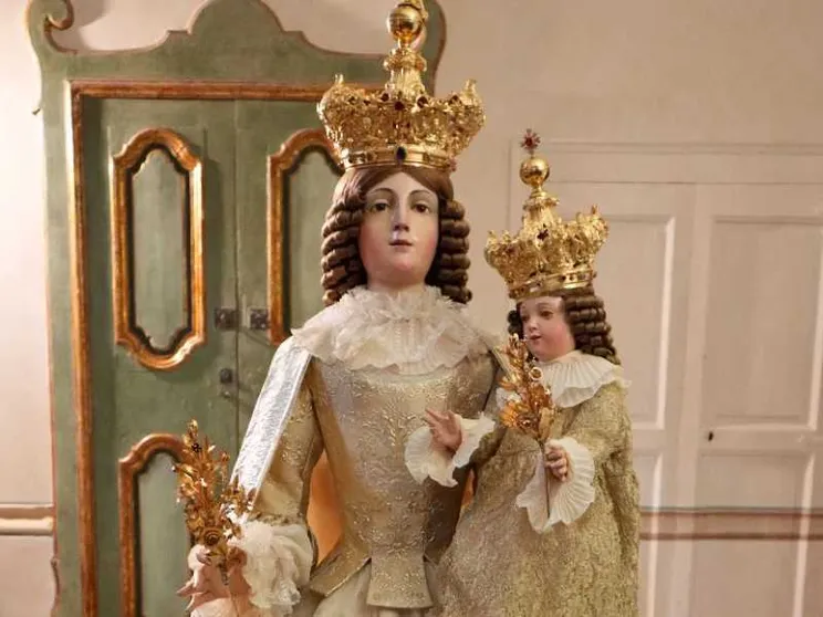 L'alta moda ridisegna l'abito della Madonna della Bruna