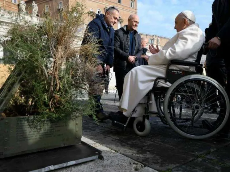 Donata al Papa la cassa di munizioni russe diventata fioriera. «Segno di pace»