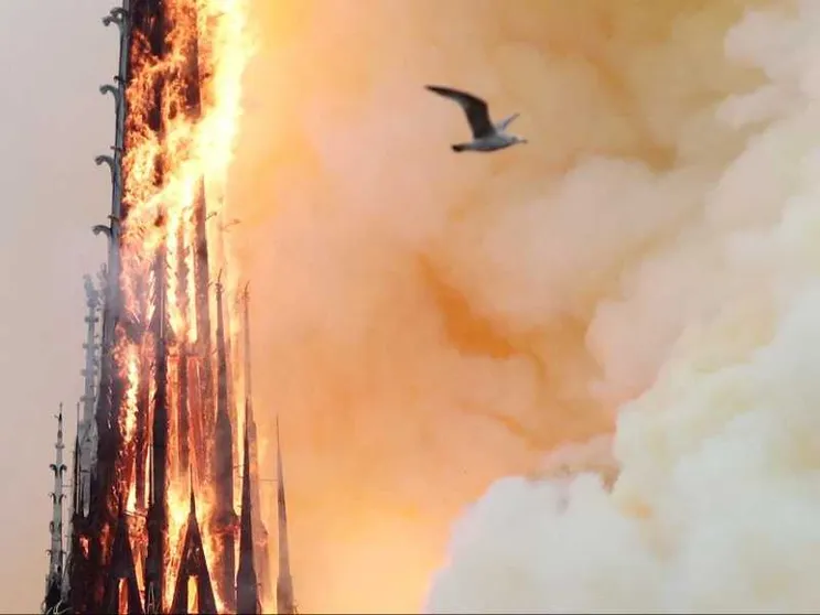 15 aprile 2019: improvviso, quel fumo tra le guglie di Notre-Dame