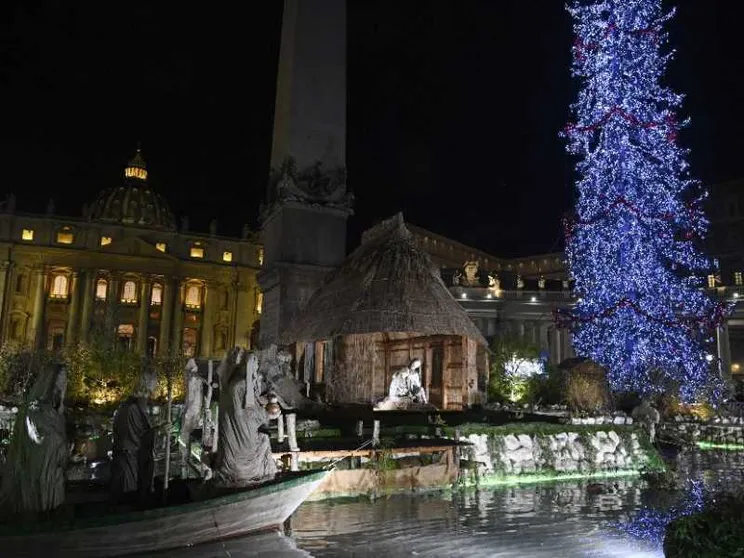 Si accende l'albero di Natale in piazza San Pietro