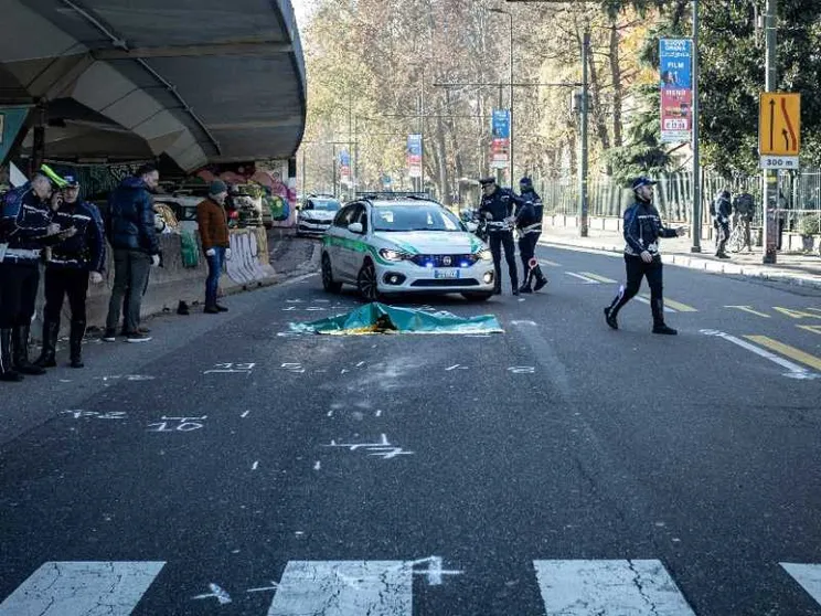 Una donna è stata travolta da un Tir mentre attraversava con i bambini