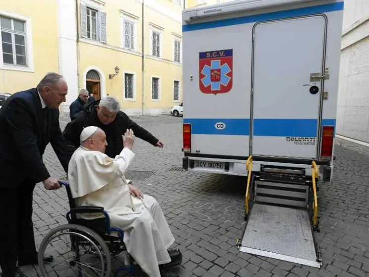 Il Papa dona all'Ucraina un camper-ospedale portato dal cardinale Krajewski