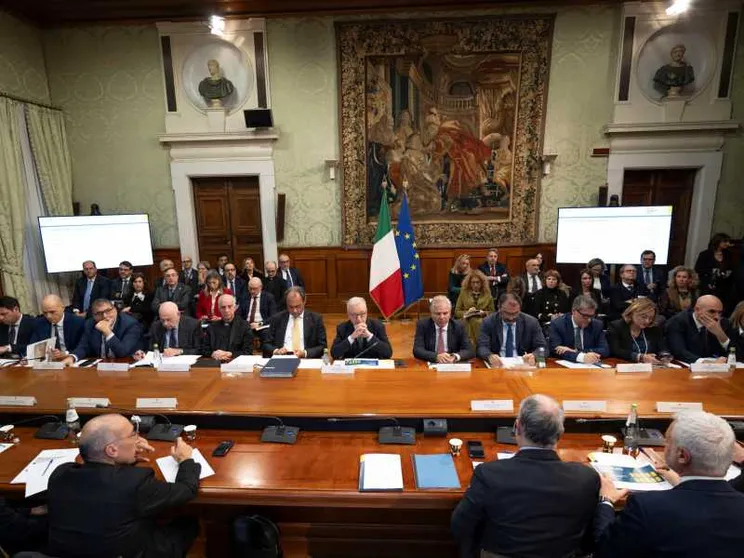 Apre piazza Risorgimento. Mantovano scherza: «Mai perdere la fede»