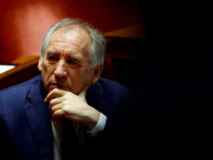 Bayrou pesca a destra e trova il governo. La sinistra: è una provocazione