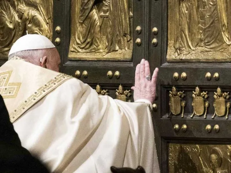 Il Papa ha aperto la Porta Santa. È iniziato il Giubileo