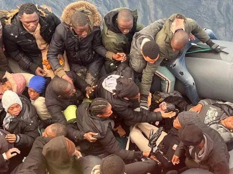 La foto commovente del neonato nato sul gommone il giorno dell'Epifania