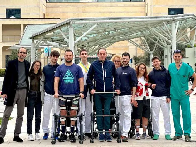 Tornano a camminare con lo stimolatore midollare. «Prima volta al mondo»