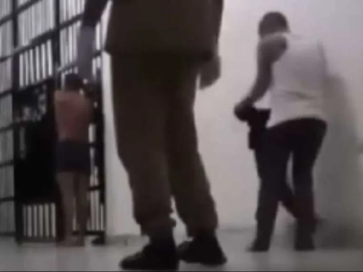Orrore in Libia: torture nei centri e deportazioni nel deserto. Ecco le prove