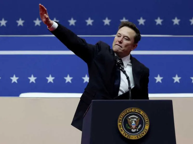Musk contrattacca sul caso del braccio teso: «Trucchi sporchi»