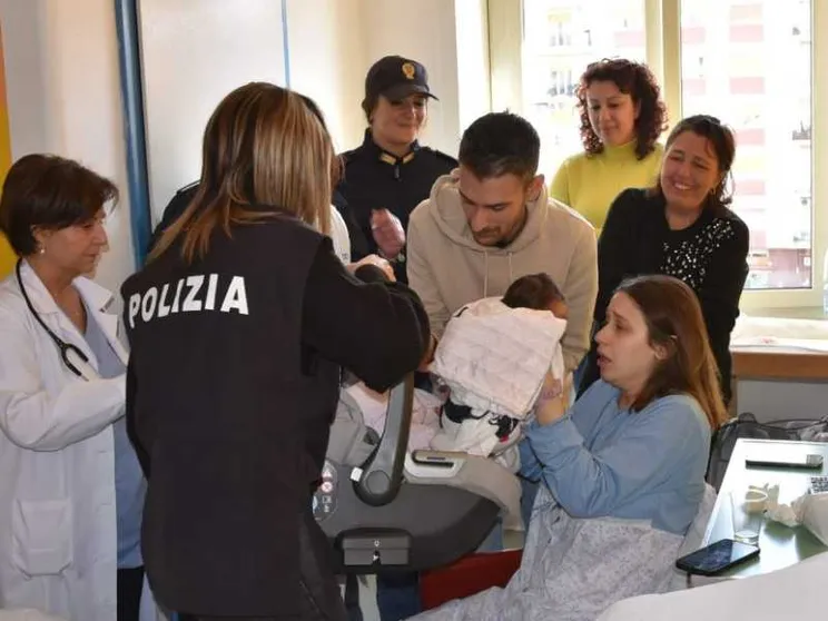 Sofia, la neonata rapita e ritrovata. I genitori: «Come morire e risorgere»