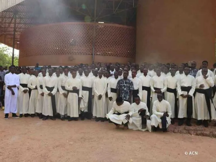 Sudan e Burkina Faso: Chiesa nel mirino, ma le vocazioni crescono