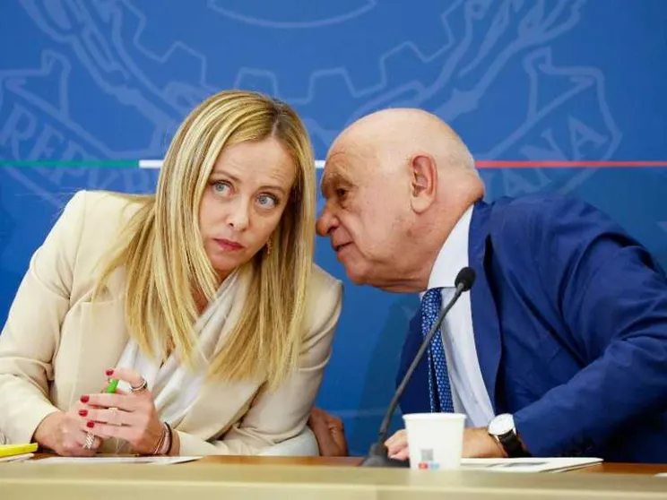 La premier occupa la scena: ecco la sua strategia mediatica