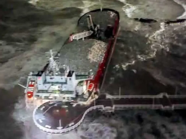 Una nave cargo s'è schiantata contro un pontile a Marina di Massa