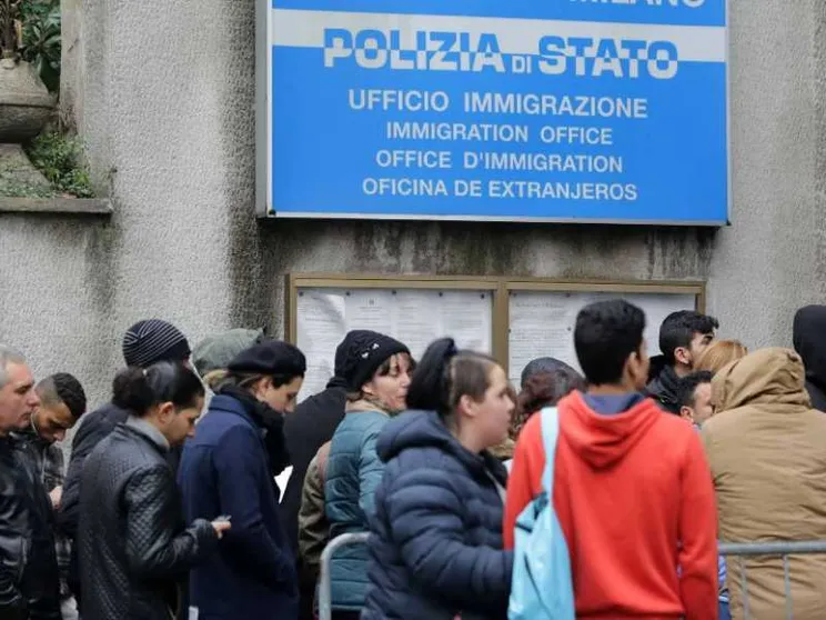 La prof in coda con la sua studentessa per rinnovare il permesso di soggiorno