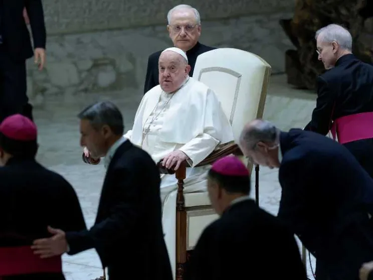 Il Papa raffreddato, non legge il testo della catechesi