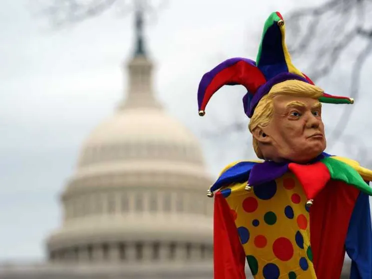 Il mondo rovesciato di Trump: oggi è la Festa dei folli (ma non c'è da ridere)