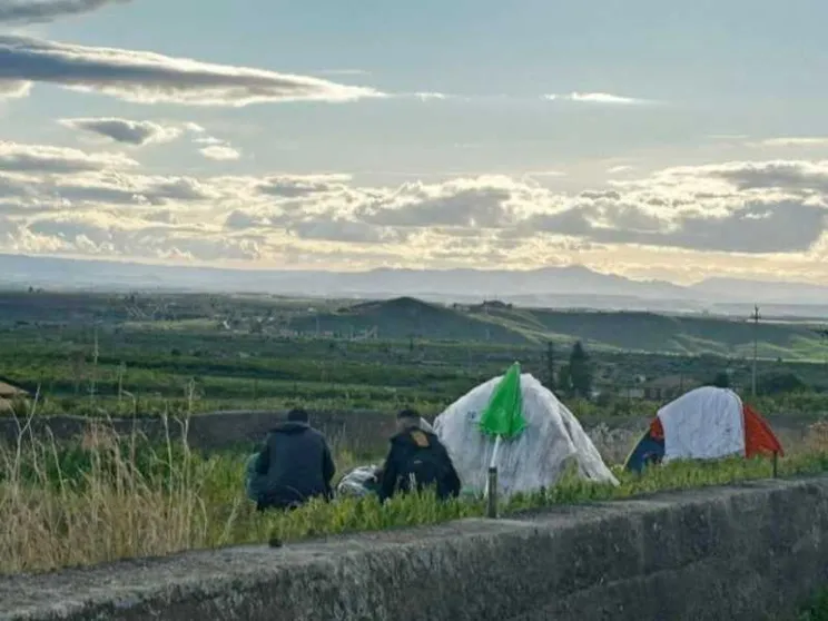 I disperati delle arance: 30 euro al giorno per 15 ore di lavoro