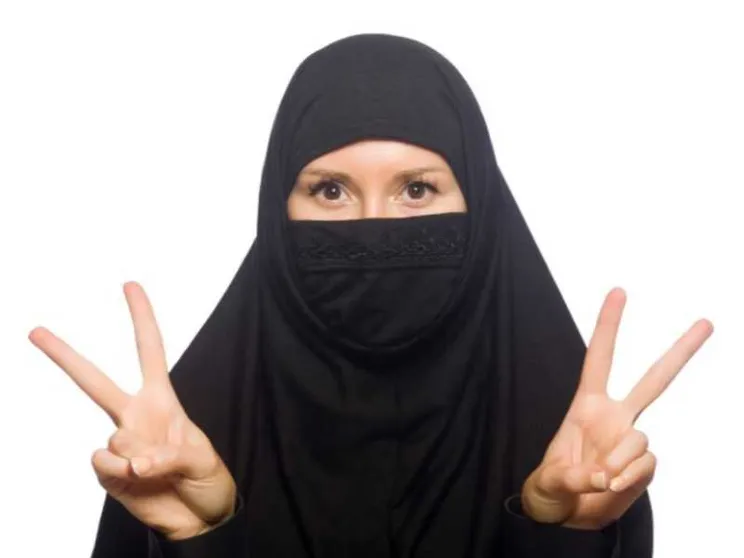 Cari genitori islamici aiutiamo le vostre figlie velate in classe