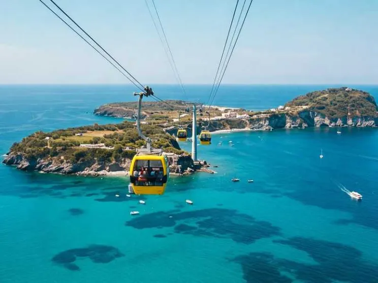 Da Ventotene al carcere di Santo Stefano in funivia volando sul mare