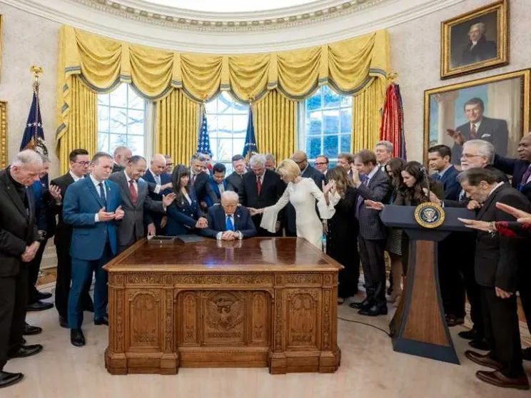 Dio come «fattorino cosmico» dei desideri umani: Il vangelo secondo Trump