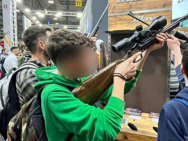 Le foto choc dei bambini che imbracciano i fucili alla fiera delle armi
