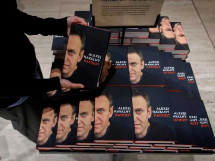 A un anno dalla morte di Navalny, Putin divide e batte ancora l’opposizione