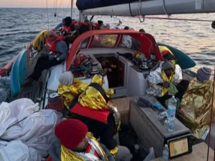 Piccolo veliero salva 50 persone in pericolo