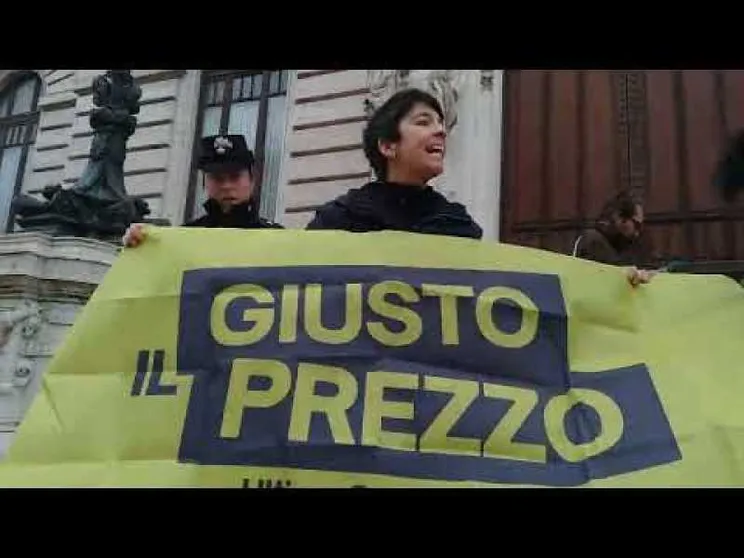 Frutta e verdura marcia sulla scalinata di Montecitorio