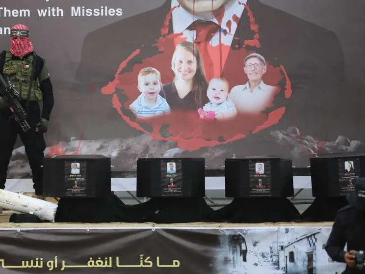 Bare nere per i bimbi, Netanyahu vampiro: l'ultimo macabro show di Hamas