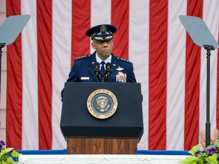 La scure di Trump sul Pentagono: licenziato il capo di Stato maggiore