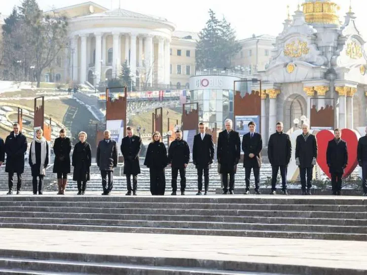L'anniversario della guerra sotto una pioggia di droni russi. L'Europa a Kiev